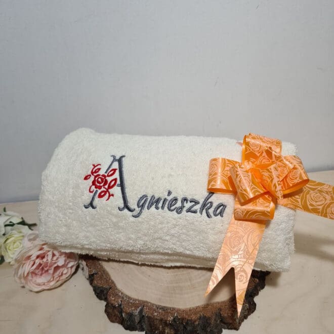 RĘCZNIK KĄPIELOWY Z HAFTEM IMIĘ I KWIAT