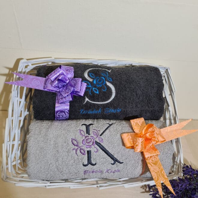 ZESTAW DWÓCH RĘCZNIK KĄPIELOWY Z HAFTEM W KOSZYKU DLA BABCI I DZIADKA KWIATY I IMIONA