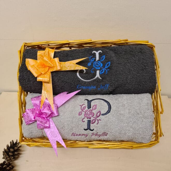 ZESTAW DWÓCH RĘCZNIK KĄPIELOWY Z HAFTEM W KOSZYKU DLA BABCI I DZIADKA KWIATY I IMIONA