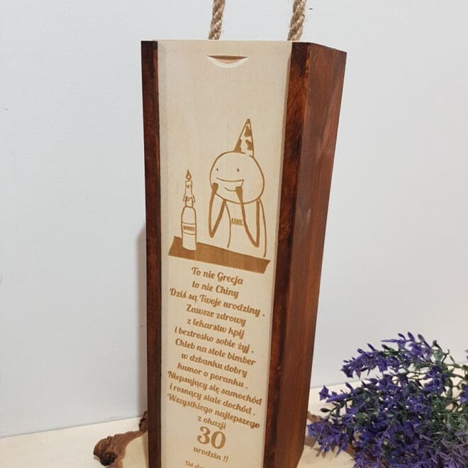 PERSONALIZOWANA SKRZYNKA NA ALKOHOL "TO NIE GRECJA TO NIE CHINY DZIŚ SĄ TWOJE URODZINY"