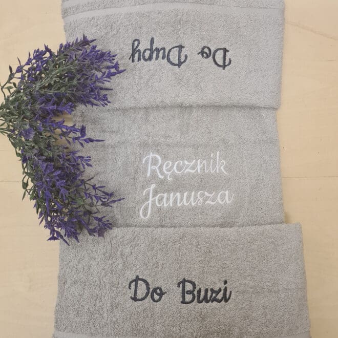 Ręcznik kąpielowy z trzema haftami "Do buzi, Do dupy, Ręcznik..."