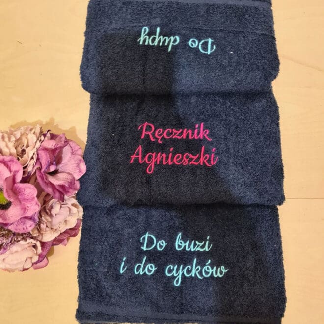 Ręcznik kąpielowy z trzema haftami "Do buzi i do cucków, Do dupy, Ręcznik..."