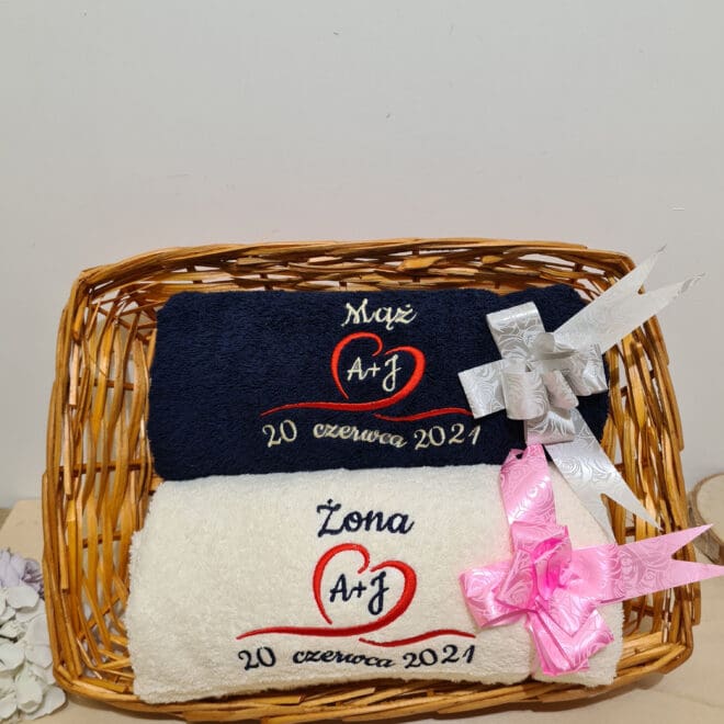 Zestaw dwóch ręczników kąpielowych z haftem Z okazji ślubu oraz Rocznicy ślubu "SERCA"