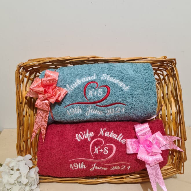 ZESTAW DWÓCH RĘCZNIK KĄPIELOWY Z HAFTEM Z OKAZJI ŚLUBU "SERCA"