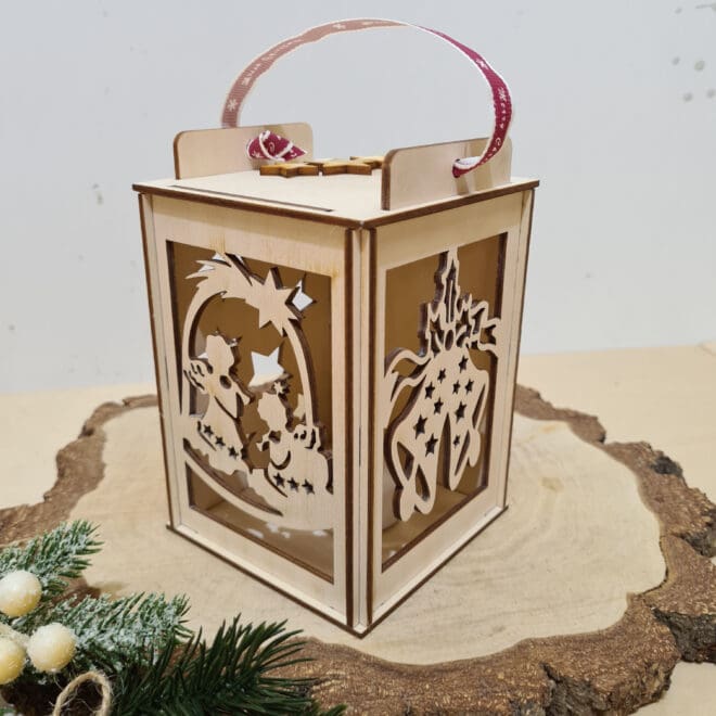 Drewniany lampion Bożonarodzeniowy ze świeczką LED Aniołki, dzwoneczki i życzenia