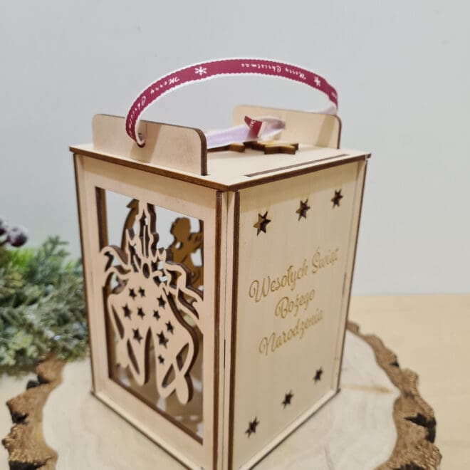 Drewniany lampion Bożonarodzeniowy ze świeczką LED Aniołki, dzwoneczki i życzenia