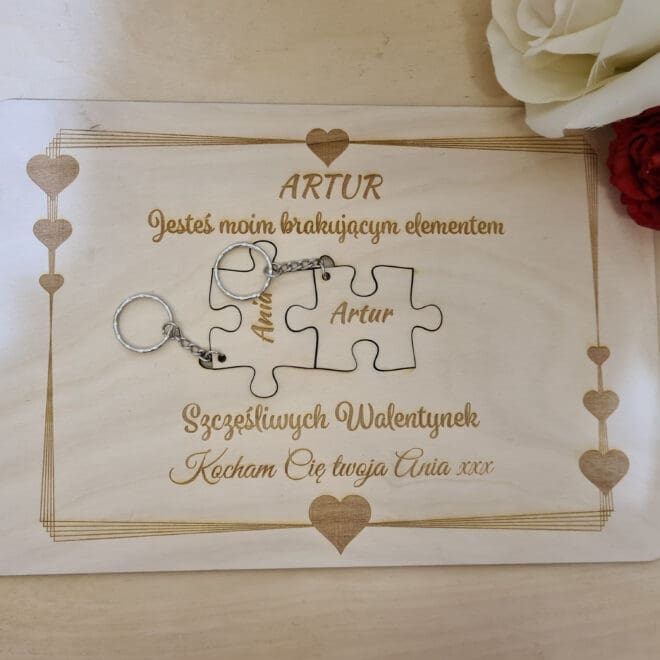 Dwa dreloki na drewnianej tabliczce "Jesteś moim brakującym elementem" Prezent na walentynki