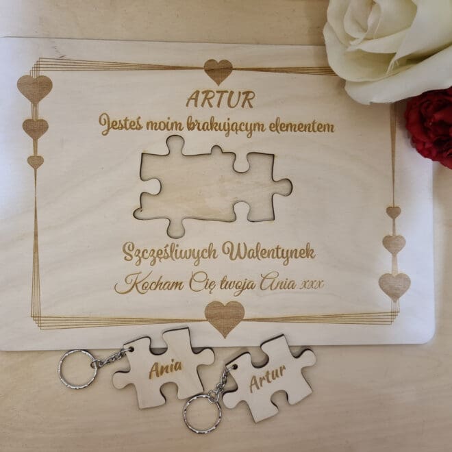 Dwa dreloki na drewnianej tabliczce "Jesteś moim brakującym elementem" Prezent na walentynki