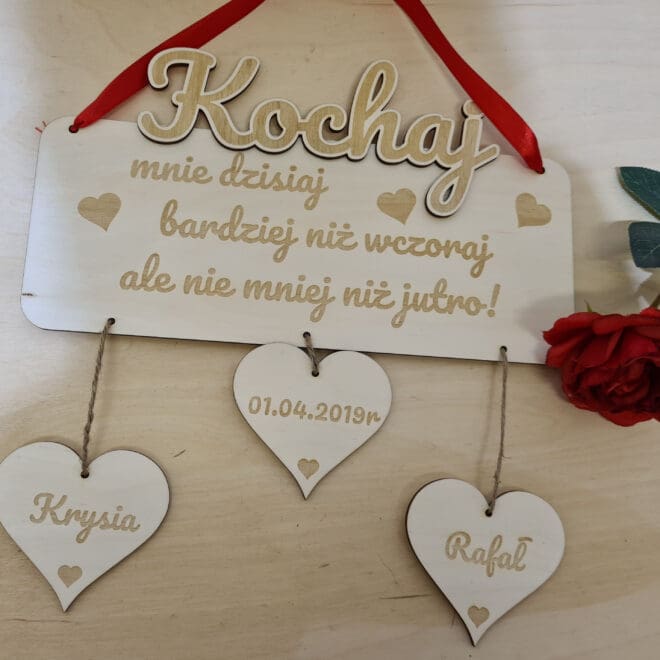 Drewniana zawieszka z imionami i datą - Kochaj mnie bardziej