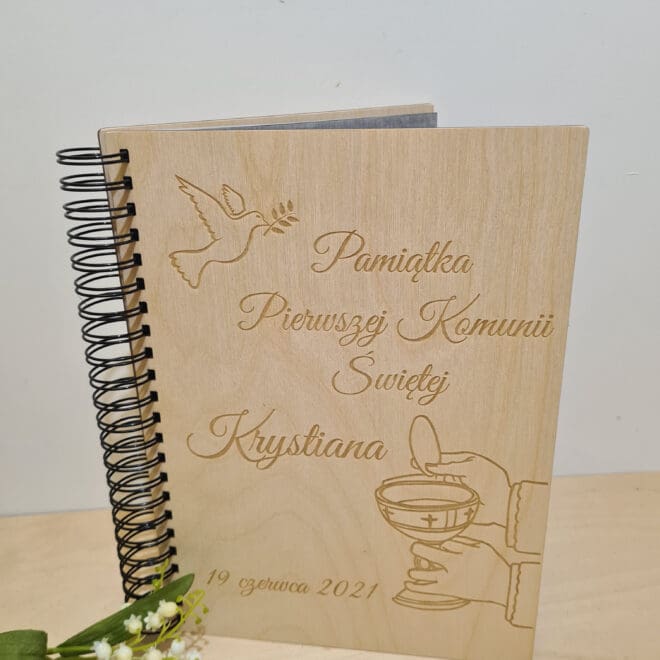 DREWNIANY ALBUM NA ZDJĘCIA Z GRAWEREM W PREZENT Z OKAZJI PIERWSZEJ KOMUNII ŚWIĘTEJ "HOSTIA"