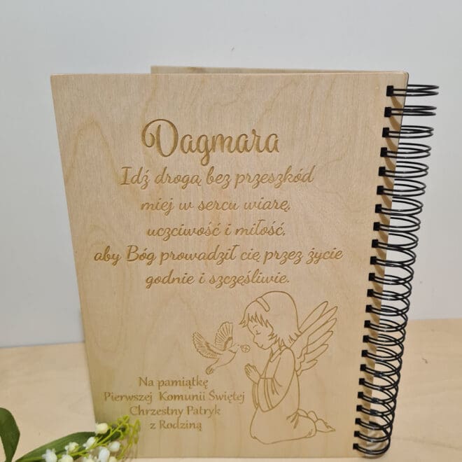 DREWNIANY ALBUM NA ZDJĘCIA Z GRAWEREM W PREZENT Z OKAZJI PIERWSZEJ KOMUNII ŚWIĘTEJ "HOSTIA"