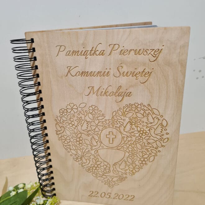 DREWNIANY ALBUM NA ZDJĘCIA Z GRAWEREM W PREZENT Z OKAZJI PIERWSZEJ KOMUNII ŚWIĘTEJ "SERCE"