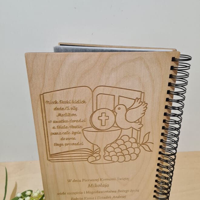 DREWNIANY ALBUM NA ZDJĘCIA Z GRAWEREM W PREZENT Z OKAZJI PIERWSZEJ KOMUNII ŚWIĘTEJ "SERCE"