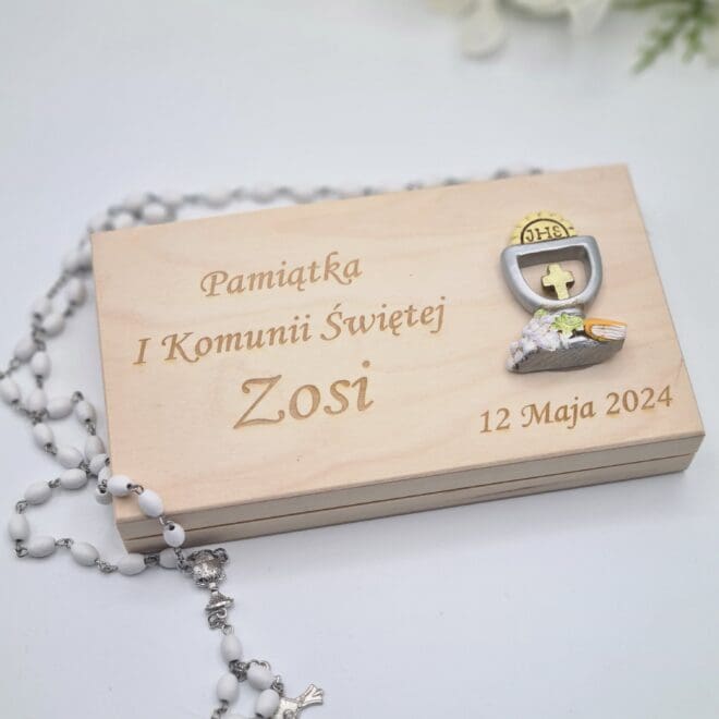 Drewniane pudełko na pieniądze, drewniana koperta Pamiątka Pierwszej Komunii Świętej "IHS"