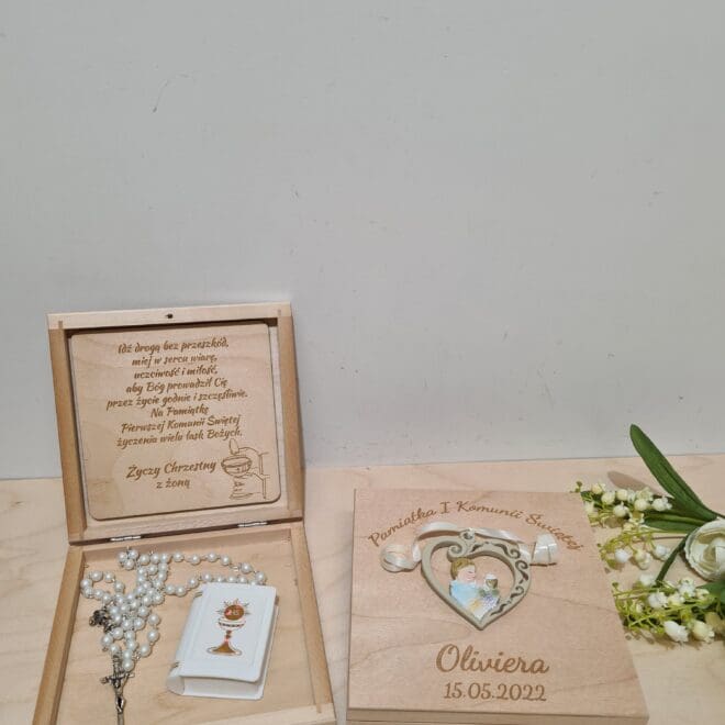 DREWNIANE PUDEŁKO NA PIENIĄDZE, DREWNIANA KOPERTA PAMIĄTKA PIERWSZEJ KOMUNII ŚWIĘTEJ "CHŁOPIEC"