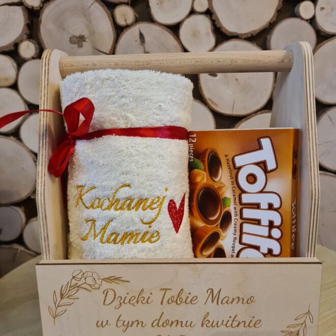Zestaw dla mamy Kosz z ręcznikiem oraz czekoladkami "Dzięki Tobie Mamo"