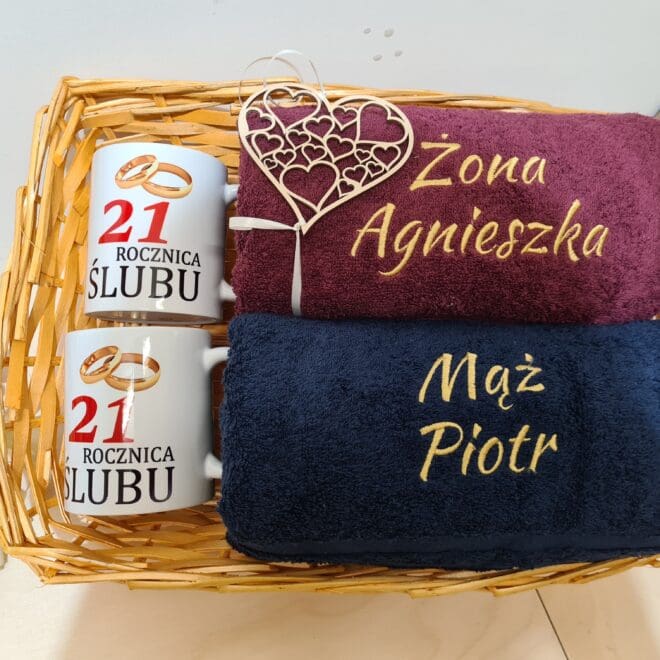 Zestaw dwóch ręczników kąpielowych i dwóch kubków w koszyku Z okazji Rocznicy Ślubu