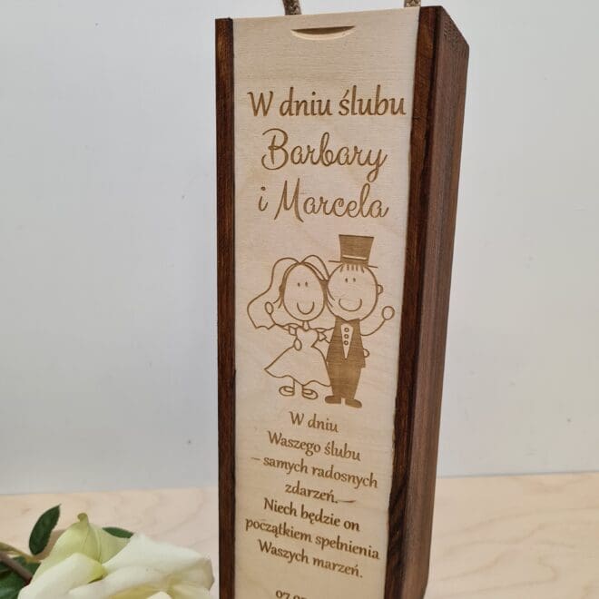 SKRZYNKA NA WINO PREZENT ŚLUB WESELE Z GRAWEREM - W dniu ślubu