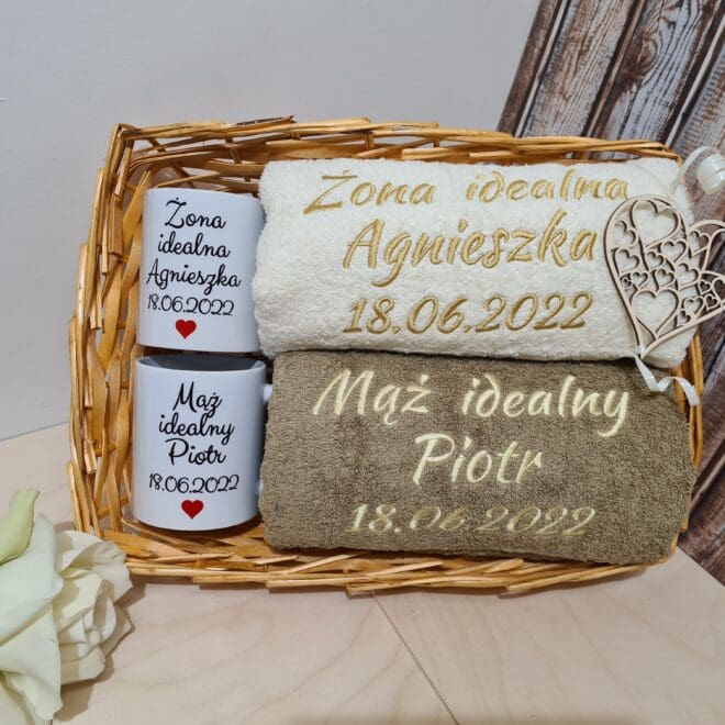 Zestaw dwóch ręczników kąpielowych i dwóch kubków w koszyku Prezent z okazji ślubu lub rocznicy Żona idealna i Mąż idealny