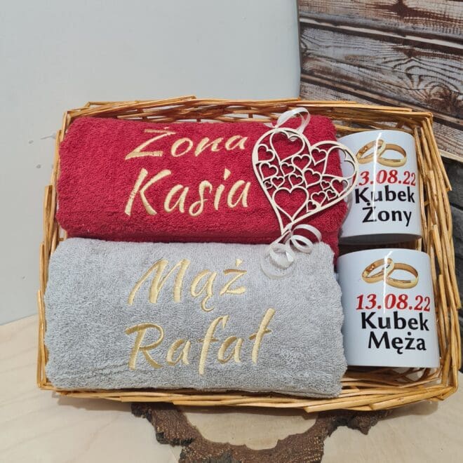 Zestaw dwóch ręczników kąpielowych i dwóch kubków w koszyku Prezent z okazji ślubu lub rocznicy Żona i Mąż