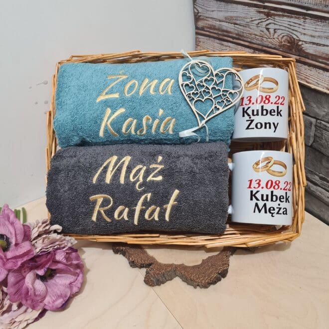 DWA RĘCZNIKI KĄPIELOWE Z HAFTEM I DWA KUBKI ZAPAKOWANE OZDOBNIE W KOSZYK ZESTAW Z OKAZJI ŚLUB Żona i Mąż