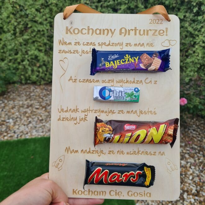 Grawerowana tobliczka z batonami