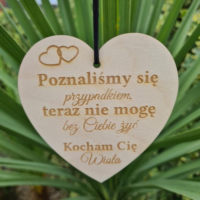 Personalizowana zawieszka do auta w kształcie serca "Poznaliśmy się przypadkiem"