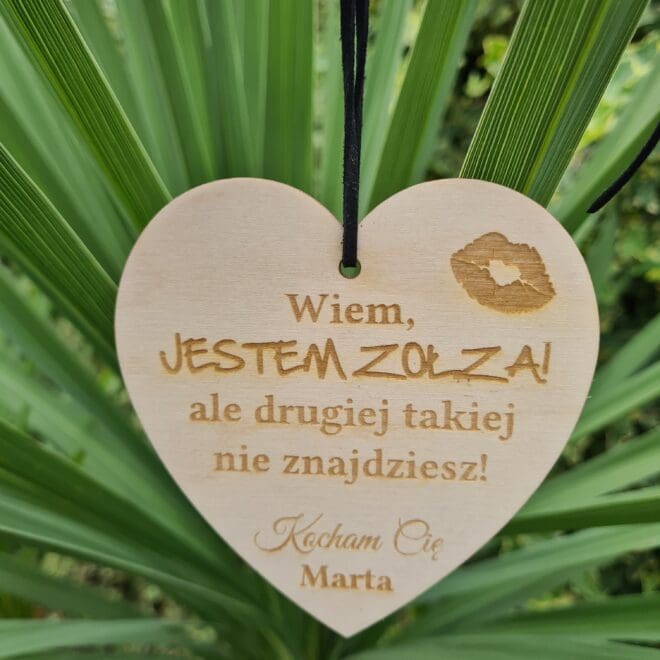 Personalizowana zawieszka do auta w kształcie serca "Wiem jestem zołza"