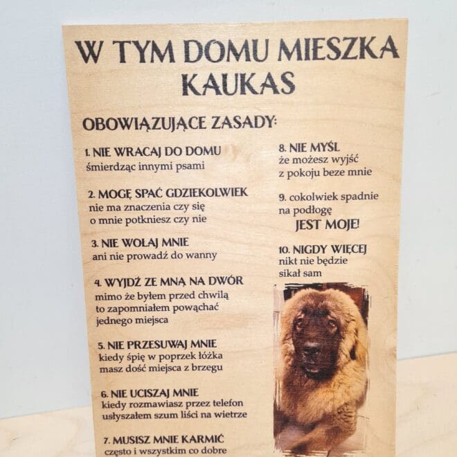 DREWNIANA TABLICZKA "W TYM DOMU MIESZKA" PIES