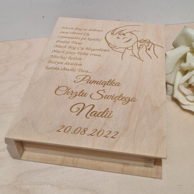 Drewniane grawerowane personalizowane pudełko w kształcie książki Prezent z okazji Chrztu Świętego