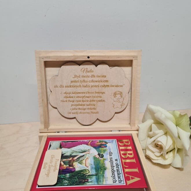 DREWNIANE GRAWEROWANE PUDEŁKO W KSZTAŁCIE KSIĄŻKI PREZENT Z OKAZJI CHRZTU ŚWIĘTEGO
