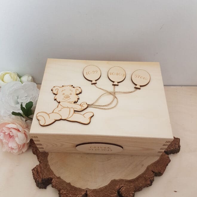 Kuferek wspomnień dla dziecka Drewniana skrzynka "Miś z balonikami"