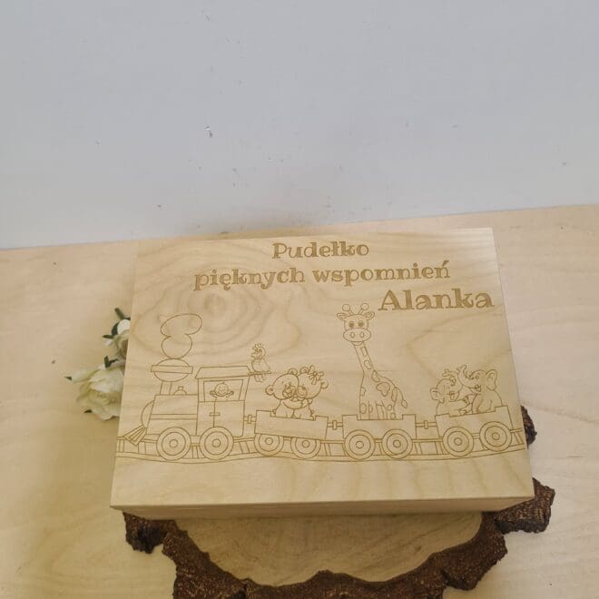 Kuferek wspomnień dla dziecka Drewniana skrzynka "Pociąg"