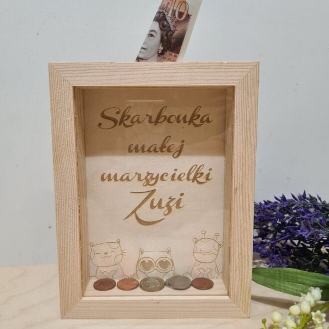 Skarbonka 3D drewniana z szybką z imieniem dziecka