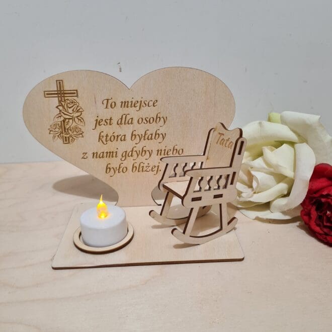 Serce z krzesłem upamiętniające zmarłą osobę
