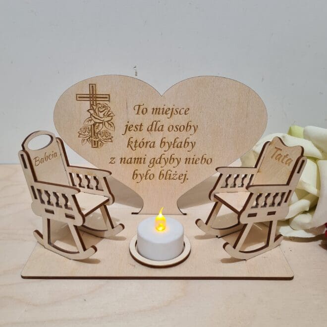 Serce z krzesłem upamiętniające zmarłą osobę