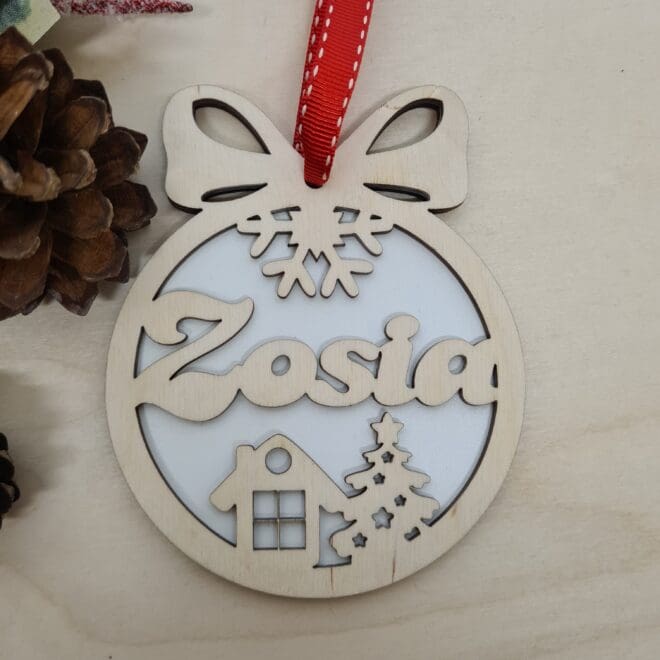 Drewniana bombka 2D, zawieszka choinkowa z imieniem "Choinka z domkiem"