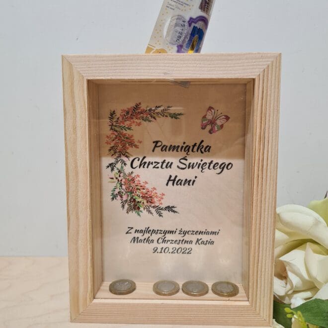 Skarbonka 3D drewniana z szybką z imieniem dziecka - PAMIĄTKA CHRZTU ŚWIĘTEGO - Motylek