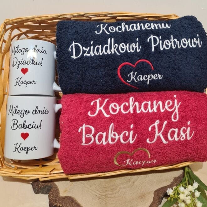 Zestaw dwóch ręczników kąpielowych i dwóch kubków w koszyku DLA BABCI I DZIADKA