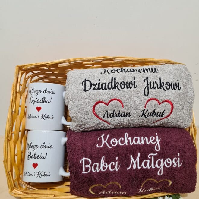 DWA RĘCZNIKI KĄPIELOWE Z HAFTEM I DWA KUBKI ZAPAKOWANE OZDOBNIE W KOSZYK DLA BABCI I DZIADKA