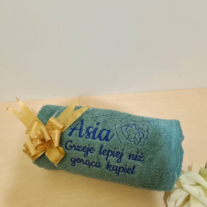 Ręcznik z haftem "Grzeje lepiej niż gorąca kąpiel"
