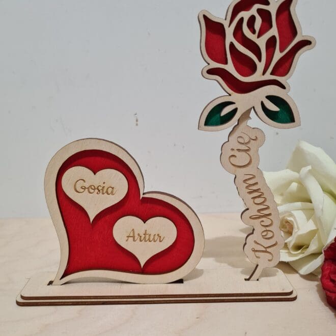 Drewniane serce z imionami oraz róża Kocham Cię