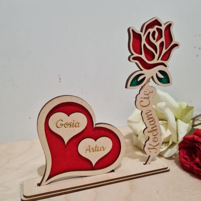 Drewniane serce z imionami oraz róża Kocham Cię