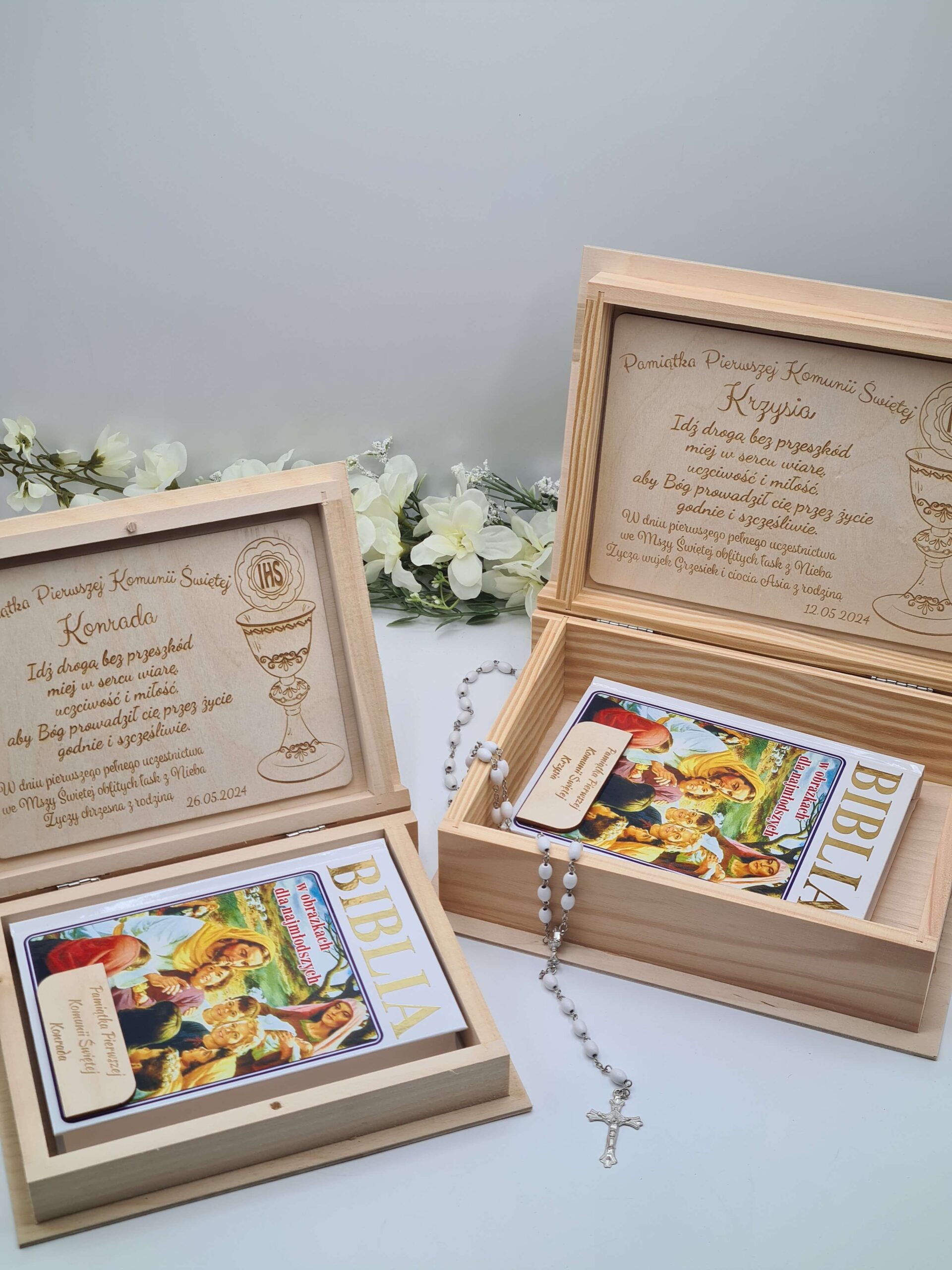 Drewniane grawerowane personalizowane pudełko w kształcie książki