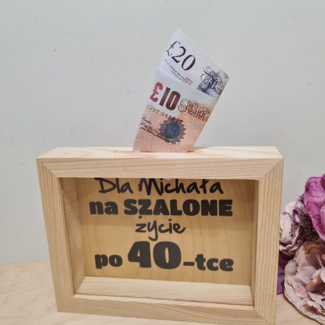 SKARBONKA 3D DREWNIANA Z SZYBKĄ "NA SZALONE ŻYCIE PO..."