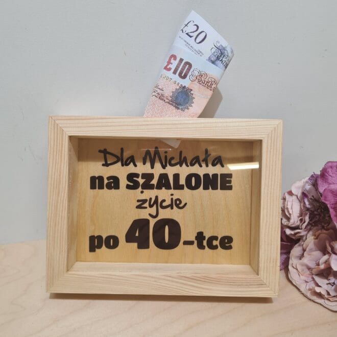 SKARBONKA 3D DREWNIANA Z SZYBKĄ "NA SZALONE ŻYCIE PO..."