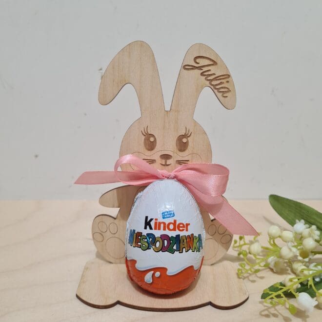 Drewniany zajączek stojak na jajko kinder z imieniem