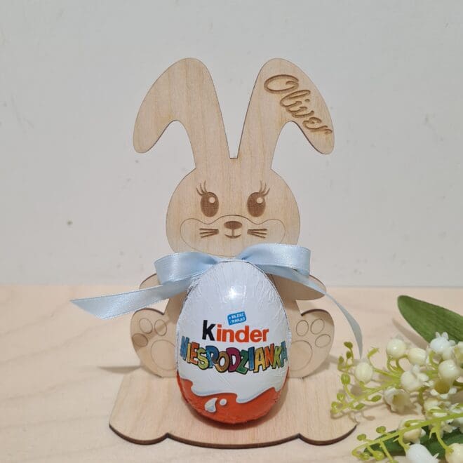 Drewniany zajączek stojak na jajko kinder z imieniem