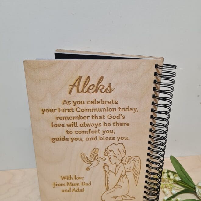 DREWNIANY ALBUM NA ZDJĘCIA Z GRAWEREM W PREZENT Z OKAZJI PIERWSZEJ KOMUNII ŚWIĘTEJ W JĘZYKU ANGIELSKIM "First Holy Communion"