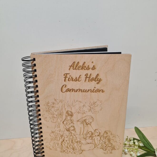 DREWNIANY ALBUM NA ZDJĘCIA Z GRAWEREM W PREZENT Z OKAZJI PIERWSZEJ KOMUNII ŚWIĘTEJ W JĘZYKU ANGIELSKIM "First Holy Communion"